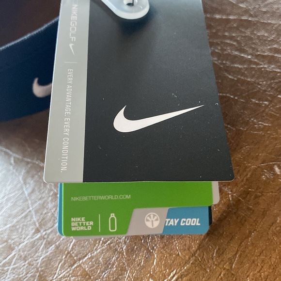 NWT NIKEGOLF black, adjustable visor - Picture 4 of 4